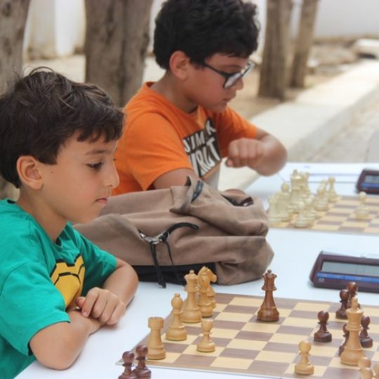 enfant-joue-au-jeux-dechecs