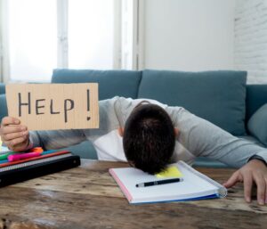 Un enfant demande de l'aide pour se motiver à étudier