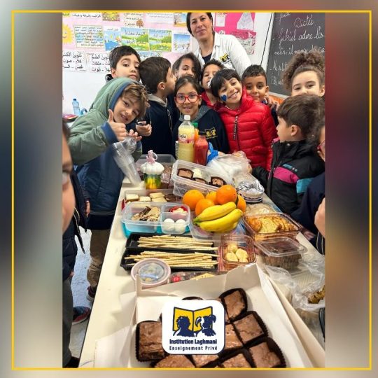 Enfants du primaires Laghmani apprennent à manger les bons aliments