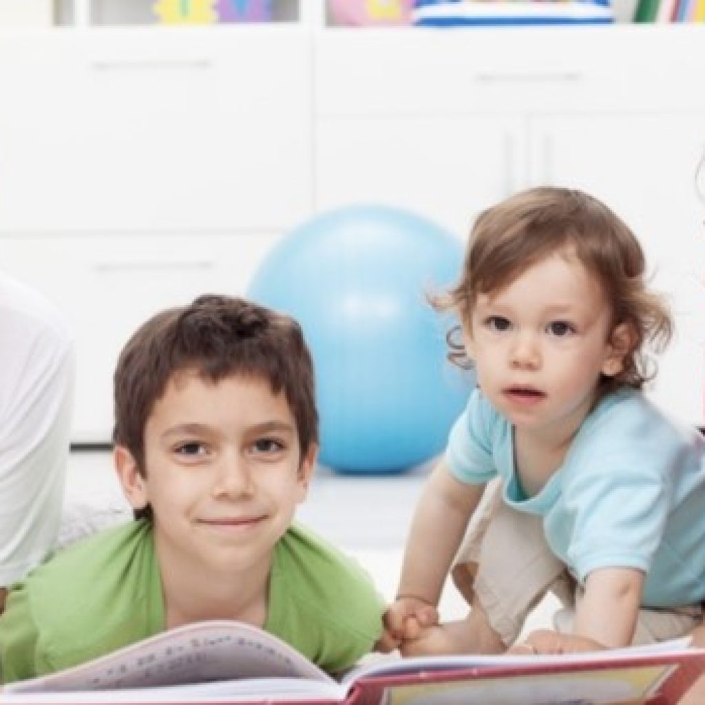 Des parents apprennent leurs enfants à lire