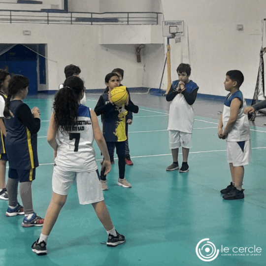 Deux enfants jouent au basketball- Le cercle