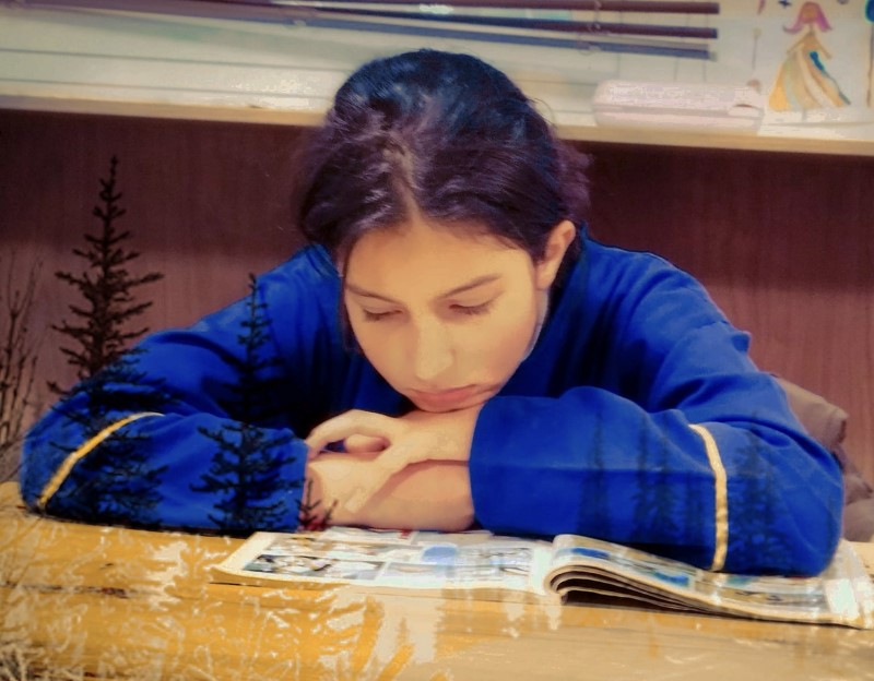 Fillette entrain de lire