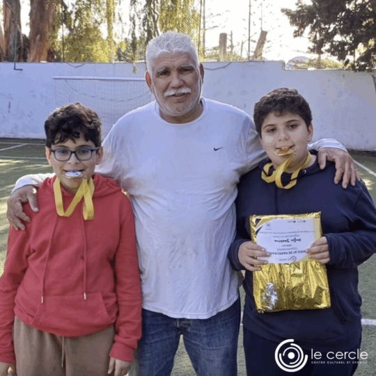 Un coach est accompagné avec ses élèves à la remise des prix - Le cercle
