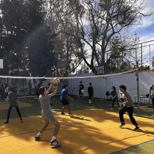 Deux enfants jouent au volleyball - Le cercle
