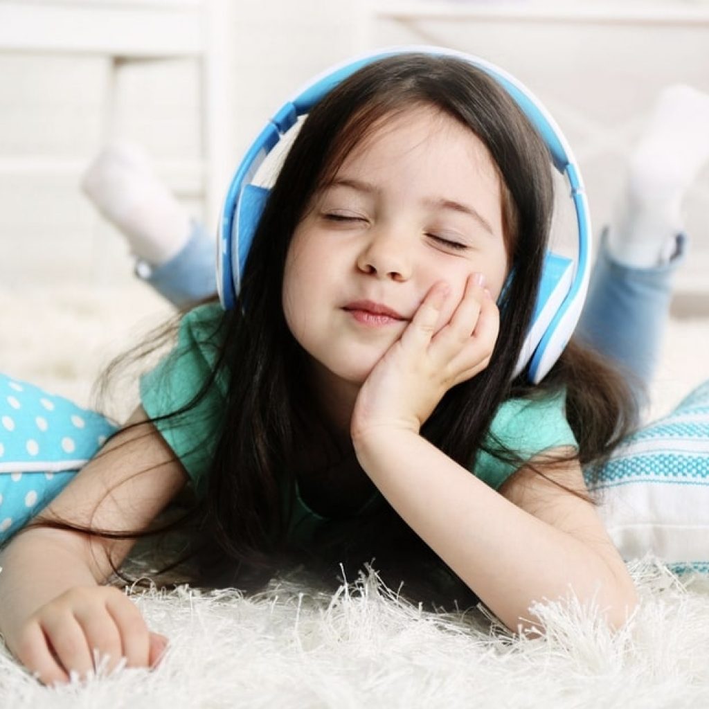 Enfant écoute un podcast avec un casque audio