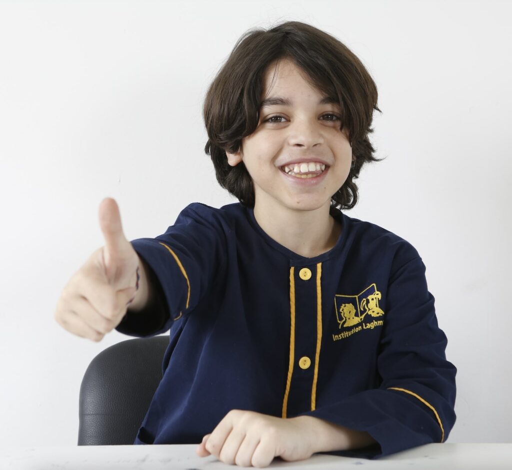 élève Laghmani avec tablier bleu